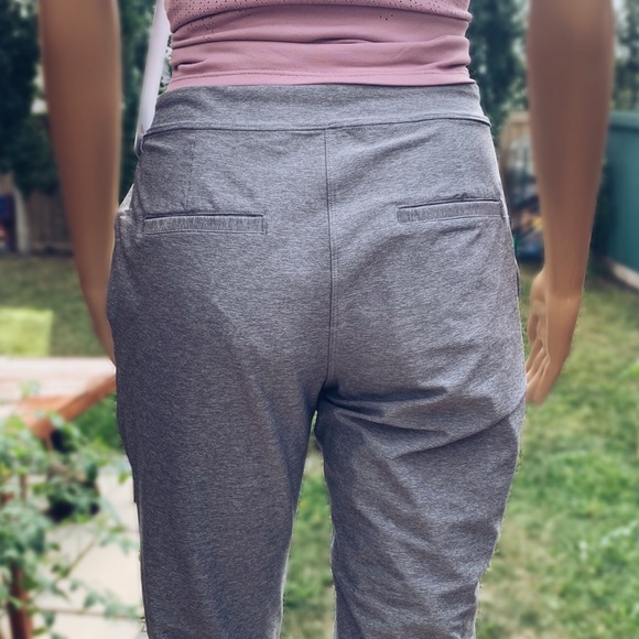 Lululemon Jet Crop (Slim), size 4 - Picture 3 of 12